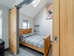 FordwichMayton Lodge的一间卧室设有一张床和一个推拉门