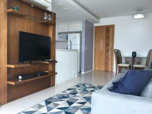 里约热内卢Apartamento Bora Bora Resort的客厅配有平面电视和沙发。