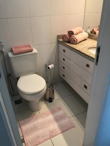 里约热内卢Apartamento Bora Bora Resort的浴室配有白色卫生间和盥洗盆。