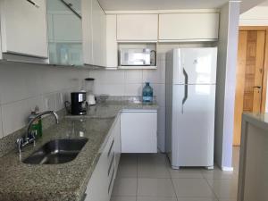 里约热内卢Apartamento Bora Bora Resort的厨房配有白色冰箱和水槽
