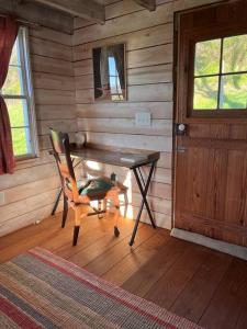Historic 1850's Cosmic Cabin的木制客房配有木桌和椅子