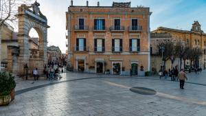 马泰拉Vittorio Veneto Matera Luxury Rooms的一群人绕着一条城市街道走
