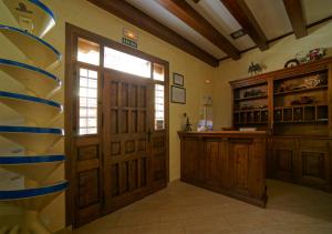 拉耶斯萨尔瓦多特哈尔乡村旅馆的大房间设有门、窗户和柜台