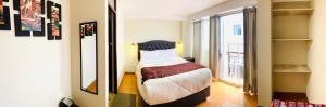 库斯科Hotel Valle Andino的一间卧室设有一张床和一个大窗户