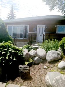 魁北克市德佩拉特'绿洲酒店的院子前有岩石的房子