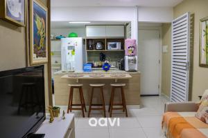 帕纳米林Qavi - Flat em Resort Beira Mar Cotovelo #InMare57的一间厨房,内设一个柜台和凳子