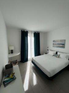 拉文纳Domus Silvana Apartments的卧室设有一张白色大床和一扇窗户。