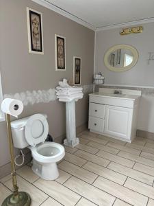 Sweet Home福斯特湖宾馆的白色的浴室设有卫生间和水槽。