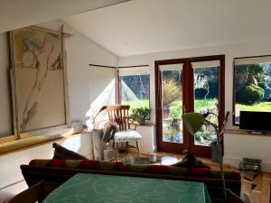PewseyUnique Artists studio with a private garden.的客厅配有沙发和桌子