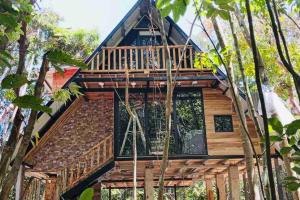 佩诺诺梅Aqeel cabin in the nature的森林中带阳台的树屋