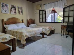 曼加拉蒂巴Big Beach Casa Temporada的一间卧室设有两张床和窗户。