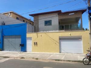 巴雷里尼亚斯Casa dos Ventos Barreirinhas的街道上设有两扇车库门的建筑