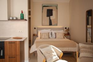 里斯本Vila Rodrigues的卧室配有一张床和一张桌子及椅子