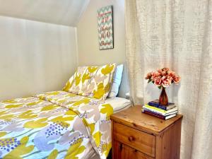 西雅图Private Room with 2 Twin Beds- Air Conditioning and Shared Bathrooms的一间卧室,配有一张床,桌子上放着花瓶