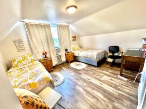 西雅图Private Room with 2 Twin Beds- Air Conditioning and Shared Bathrooms的一间卧室配有一张床和一张书桌