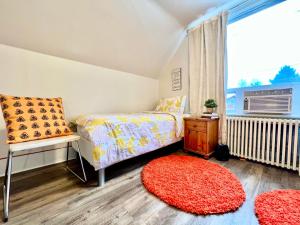 西雅图Private Room with 2 Twin Beds- Air Conditioning and Shared Bathrooms的一间卧室设有床、窗户和红色地毯。