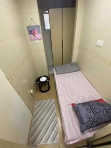 阿布扎比MBZ - Cosy Separate Room in Unique Flat的小型客房内的两张床,配有垃圾桶