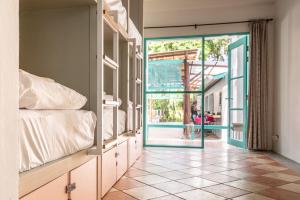 奥南海滩Nomads Ao Nang的一间卧室设有一张床和一个滑动玻璃门