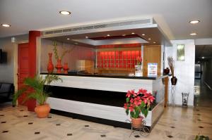 坎博斯晨星酒店的一间种有植物和花卉的柜台的餐厅
