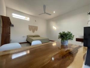 埃斯孔迪多港Casa Mura的客厅配有桌子和床。
