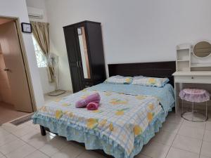 山打根Sweethome Homestay Sandakan的一间卧室配有一张带粉红色枕头的床