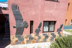 卡法亚特Casa de Peter的建筑一侧两只鸟的画