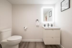 哈利法克斯Modern Contemporary 2 Bedroom Suite的白色的浴室设有卫生间和水槽。