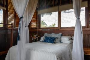 RecadoCasa Kundavi Beach Front Paradise的窗户客房内的一张床位