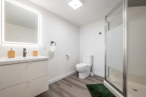 哈利法克斯Cozy Fully-Equipped 2 Bedroom Suite的白色的浴室设有卫生间和玻璃淋浴间。
