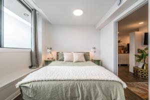 哈利法克斯Cozy Fully-Equipped 2 Bedroom Suite的一间卧室设有一张大床和一个窗户。