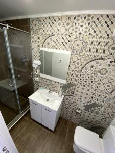 库斯塔奈De Marco Hotel的一间带水槽、淋浴和卫生间的浴室