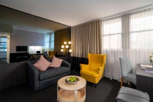 悉尼柏伟诗城市中心酒店的带沙发和黄色椅子的客厅