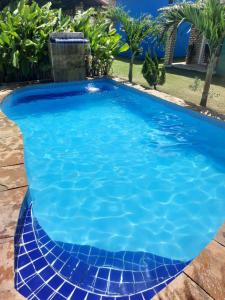 皮帕Chalés Pipa Brasil的一座蓝色的大型游泳池,在院子里铺有蓝色瓷砖