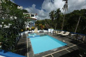 Guindulman桂杜尔曼湾旅游宾馆的享有度假村游泳池的景致