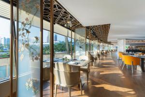 广州China Hotel Guangzhou的用餐室设有桌椅和窗户。
