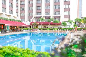 广州China Hotel Guangzhou的酒店前的游泳池
