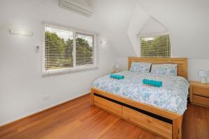 默立基约拉山林小屋的一间卧室设有一张床和两个窗户。