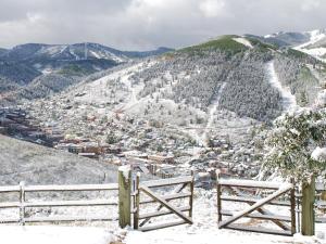 帕克城宝山酒店的享有带围栏的白雪 ⁇ 山景