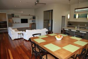 默立基乌里布特度假屋的厨房以及带桌椅的起居室。