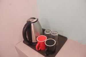 宿务ML SUITES CEBU的茶壶和茶杯托盘