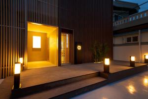 庆州UH Suite Gyeongju的一座庭院中有两个灯的建筑