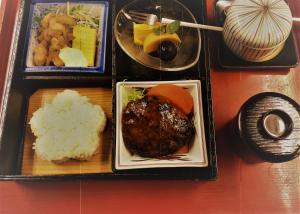 岛田Kappo Ryokan Uoichi的桌上的盘子,包括寿司和米饭