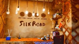 比什凯克SilkRoad Guesthouse的一间设有刺路标志的寿司室