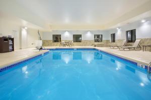 Concordia美国肯考迪亚81号智选假日套房酒店的蓝色海水大型游泳池