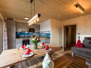 伊特尔Alpenchalets Oberlaiming的厨房以及带桌子和沙发的客厅。
