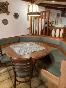 MüdenHotel Pension Balthasar的一间带桌椅的用餐室