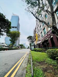 新加坡Park View Hotel的城市中一条空荡荡的街道,有高大的建筑