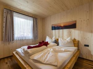 伊特尔Alpenchalets Oberlaiming的卧室配有一张大白色床和窗户