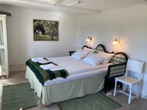 锡姆里斯港伦卡贝格住宿加早餐旅馆的卧室配有1张床、1张桌子和1把椅子