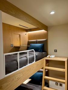 迪拜sleep 'n fly Sleep Lounge & Showers, B-Gates Terminal 3 - TRANSIT ONLY的客房内的双层床和沙发
